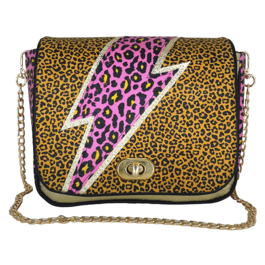 Sac à main à rabat Les RoQuettes, motif léopard camel avec un éclair fuchsia et doré style David Bowie, muni d'une chaîne bandoulière dorée et d'un fermoir tourniquet.