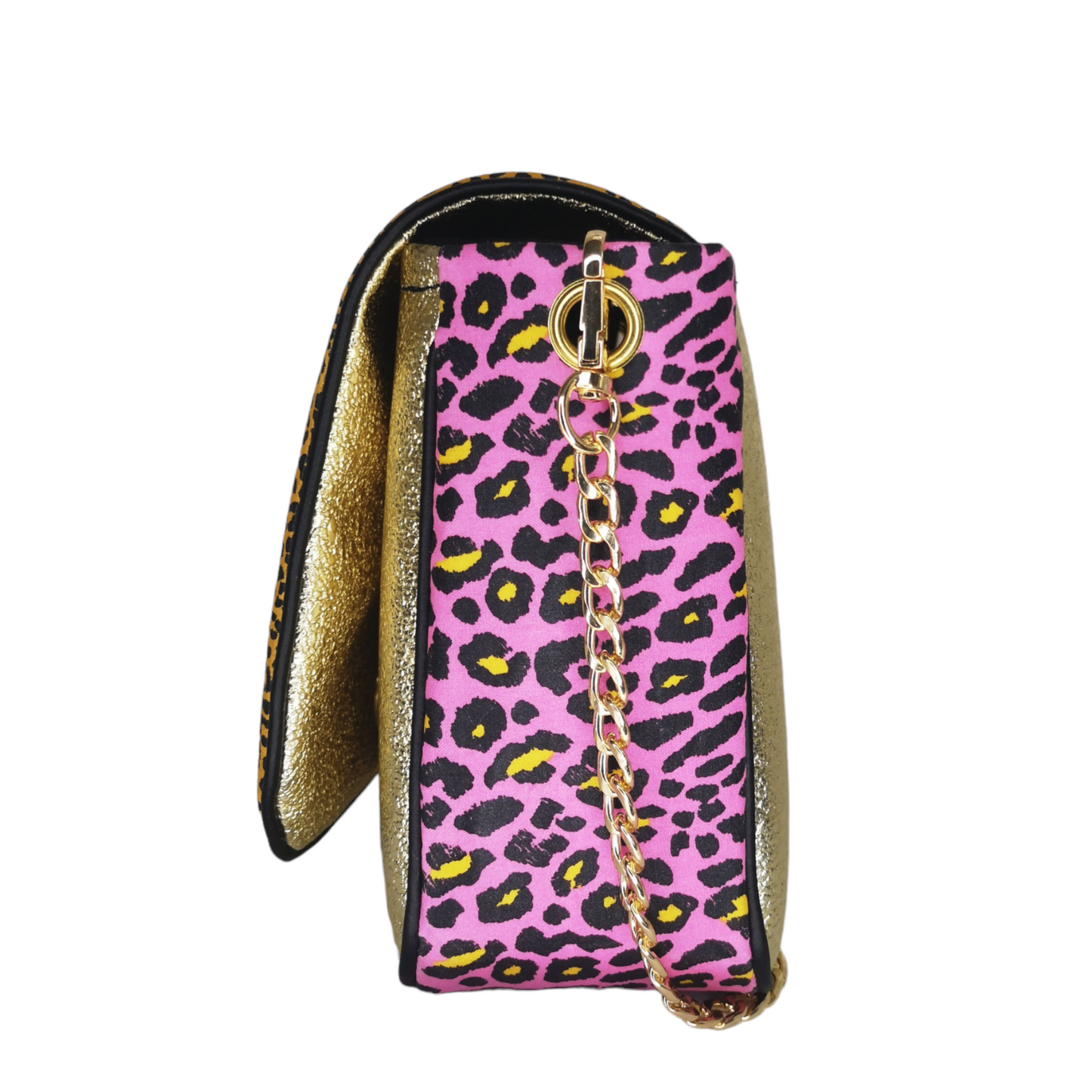 Sac à main à rabat Les RoQuettes, motif léopard camel avec un éclair fuchsia et doré style David Bowie, muni d'une chaîne bandoulière dorée et d'un fermoir tourniquet.