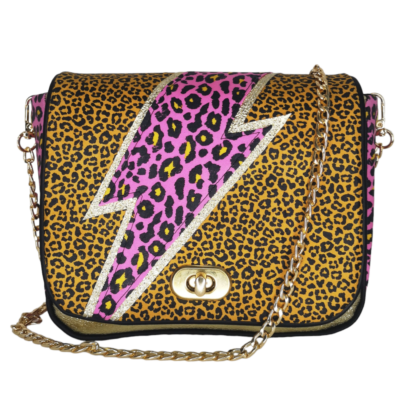 Sac à main à rabat Les RoQuettes, motif léopard camel avec un éclair fuchsia et doré style David Bowie, muni d'une chaîne bandoulière dorée et d'un fermoir tourniquet.