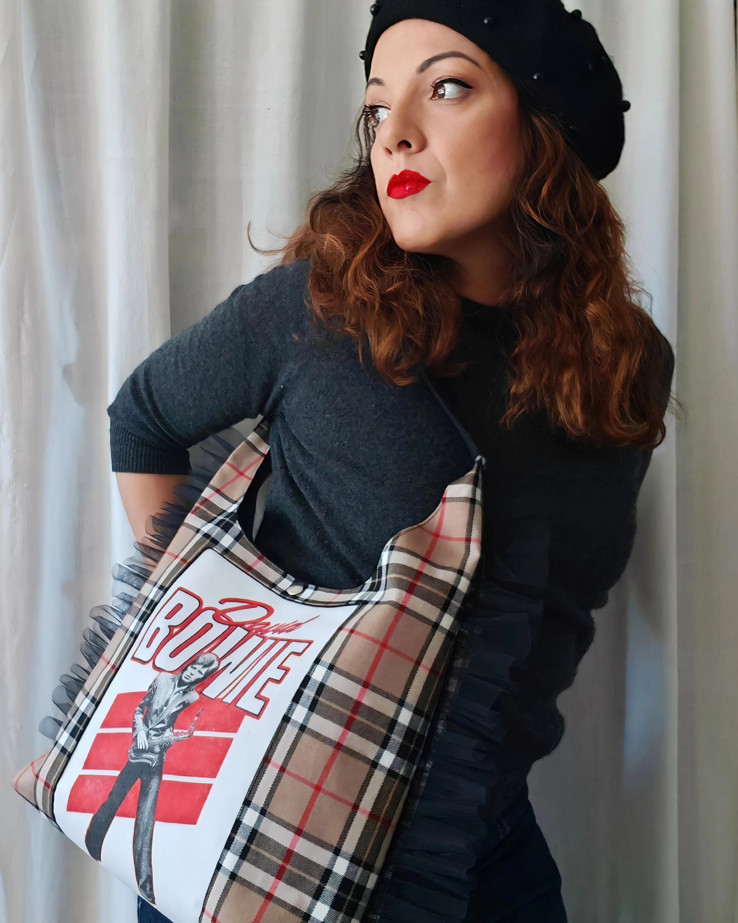 Sac à main hobo imprimé tartan beige avec visuel David Bowie upcyclé et volants en tulle noir, fait main par Les RoQuettes.