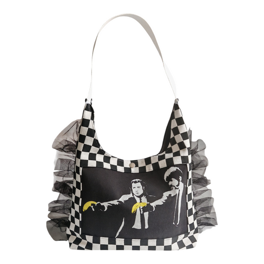 Sac hobo en jacquard damier noir et blanc avec visuel Pulp Fiction Banksy upcyclé et volants en tulle noir, création Les RoQuettes.