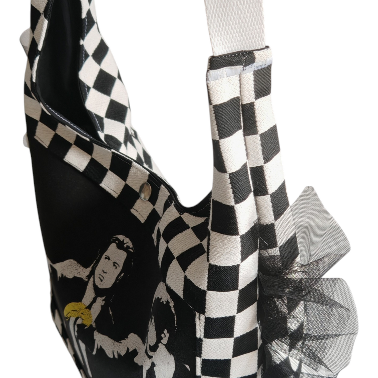 Sac hobo en jacquard damier noir et blanc avec visuel Pulp Fiction Banksy upcyclé et volants en tulle noir, création Les RoQuettes.