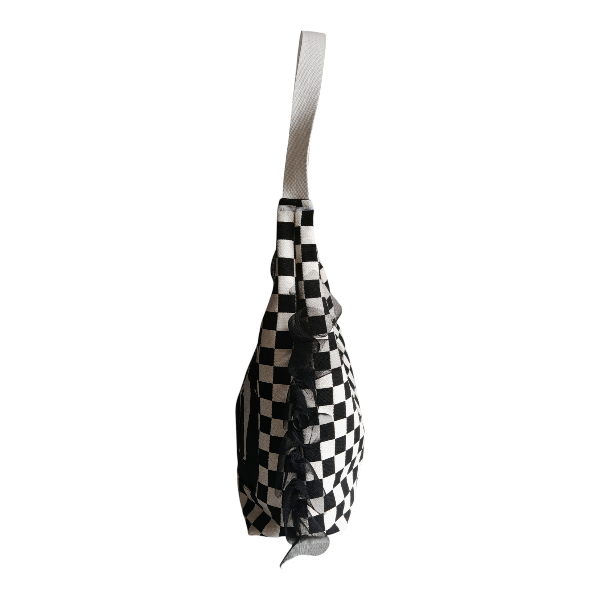 Sac hobo en jacquard damier noir et blanc avec visuel Pulp Fiction Banksy upcyclé et volants en tulle noir, création Les RoQuettes.