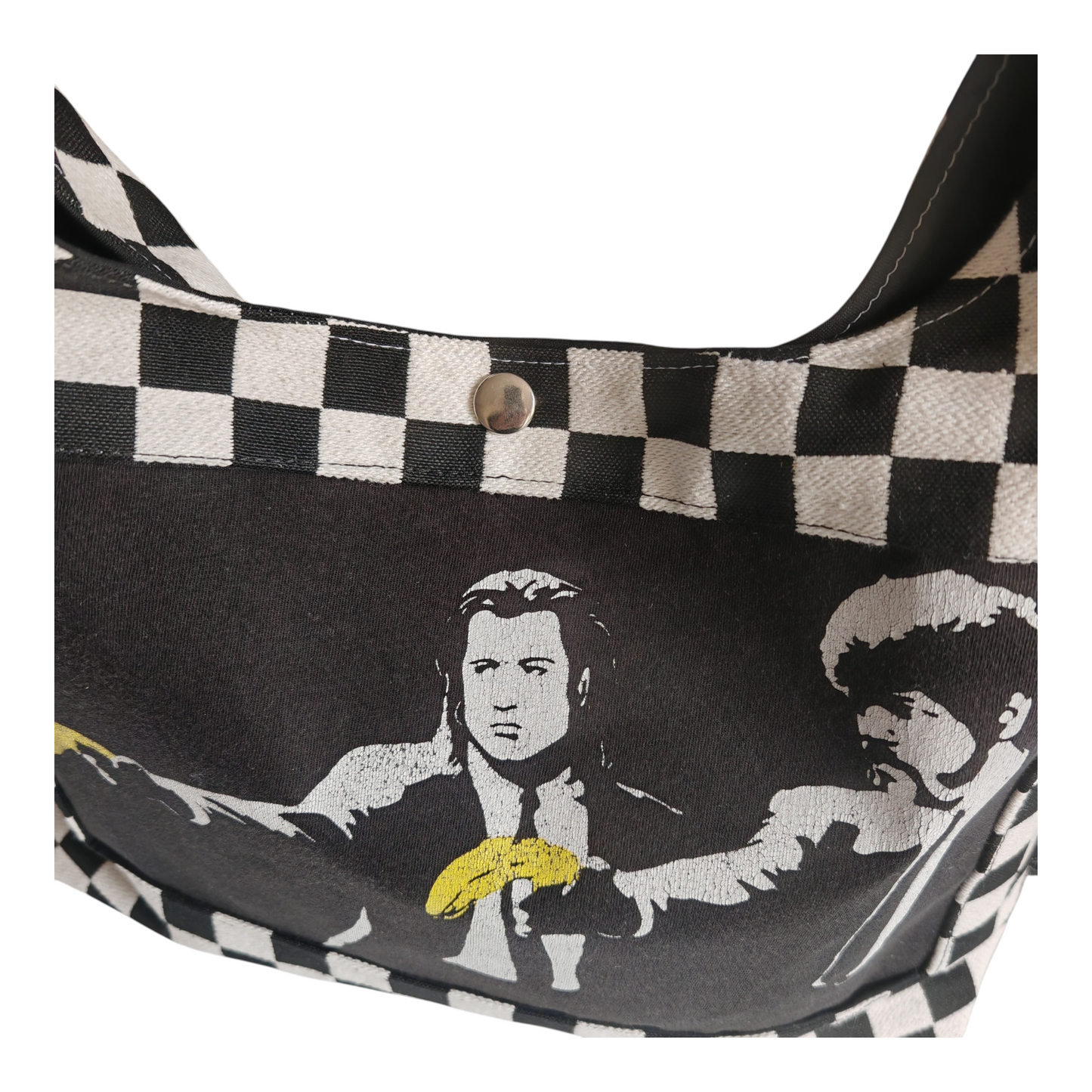 Sac hobo en jacquard damier noir et blanc avec visuel Pulp Fiction Banksy upcyclé et volants en tulle noir, création Les RoQuettes.