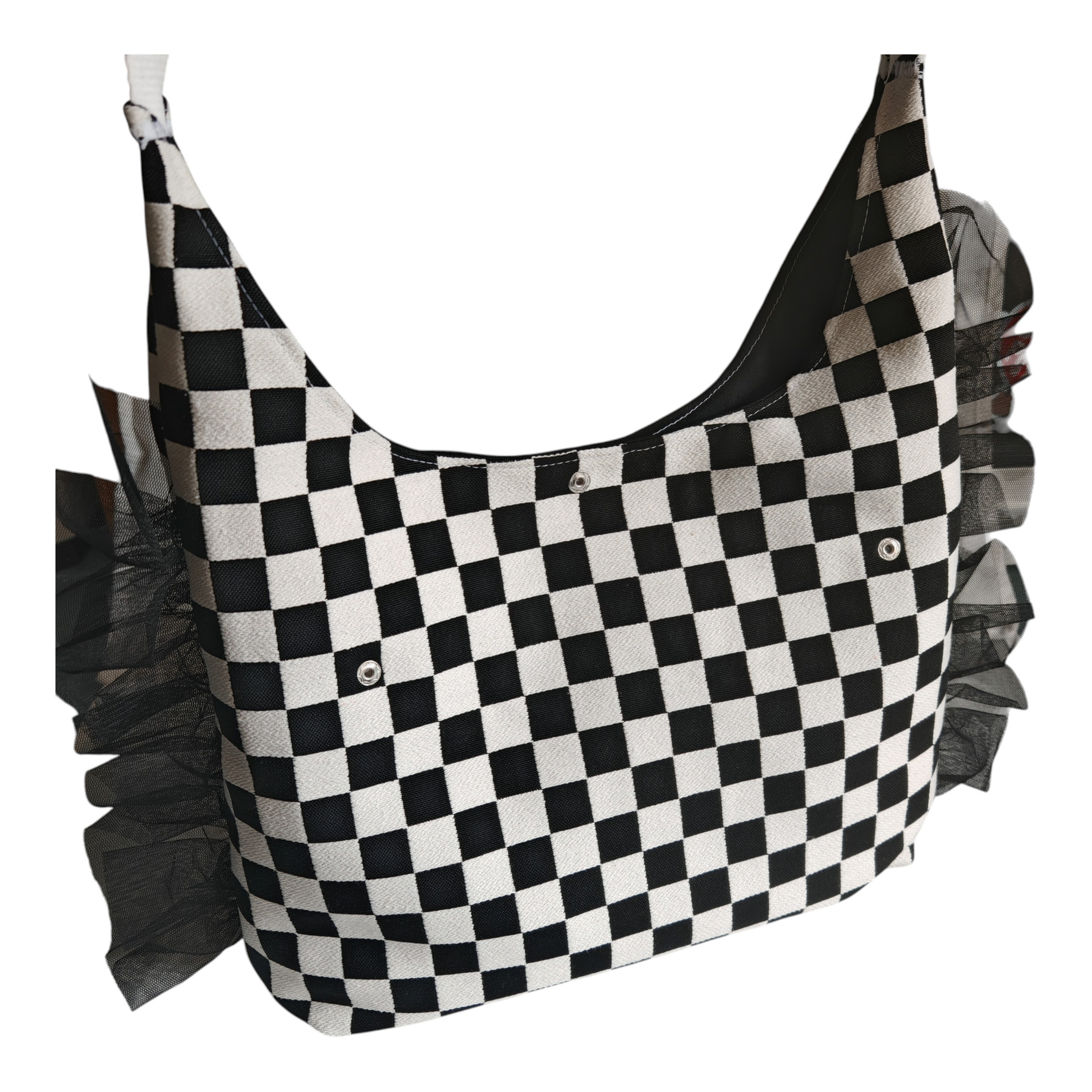 Sac hobo en jacquard damier noir et blanc avec visuel Pulp Fiction Banksy upcyclé et volants en tulle noir, création Les RoQuettes.