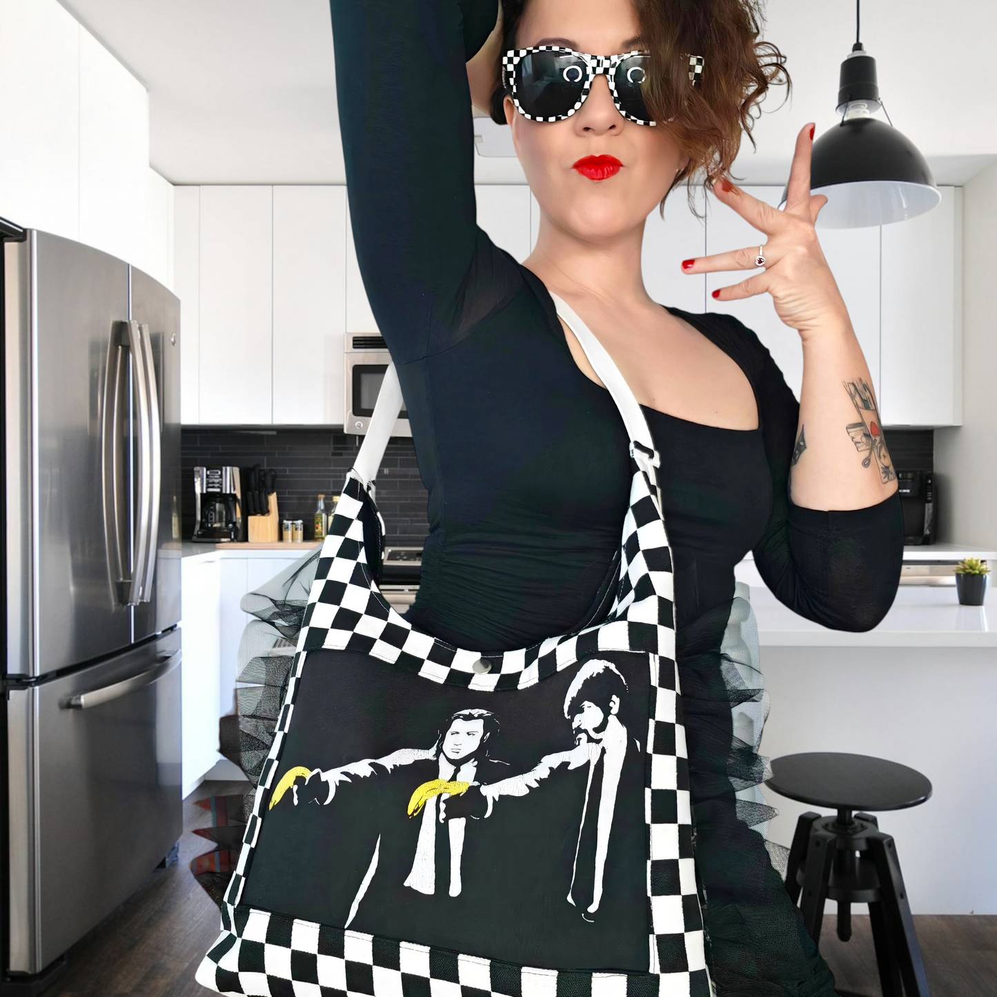 Sac hobo en jacquard damier noir et blanc avec visuel Pulp Fiction Banksy upcyclé et volants en tulle noir, création Les RoQuettes.