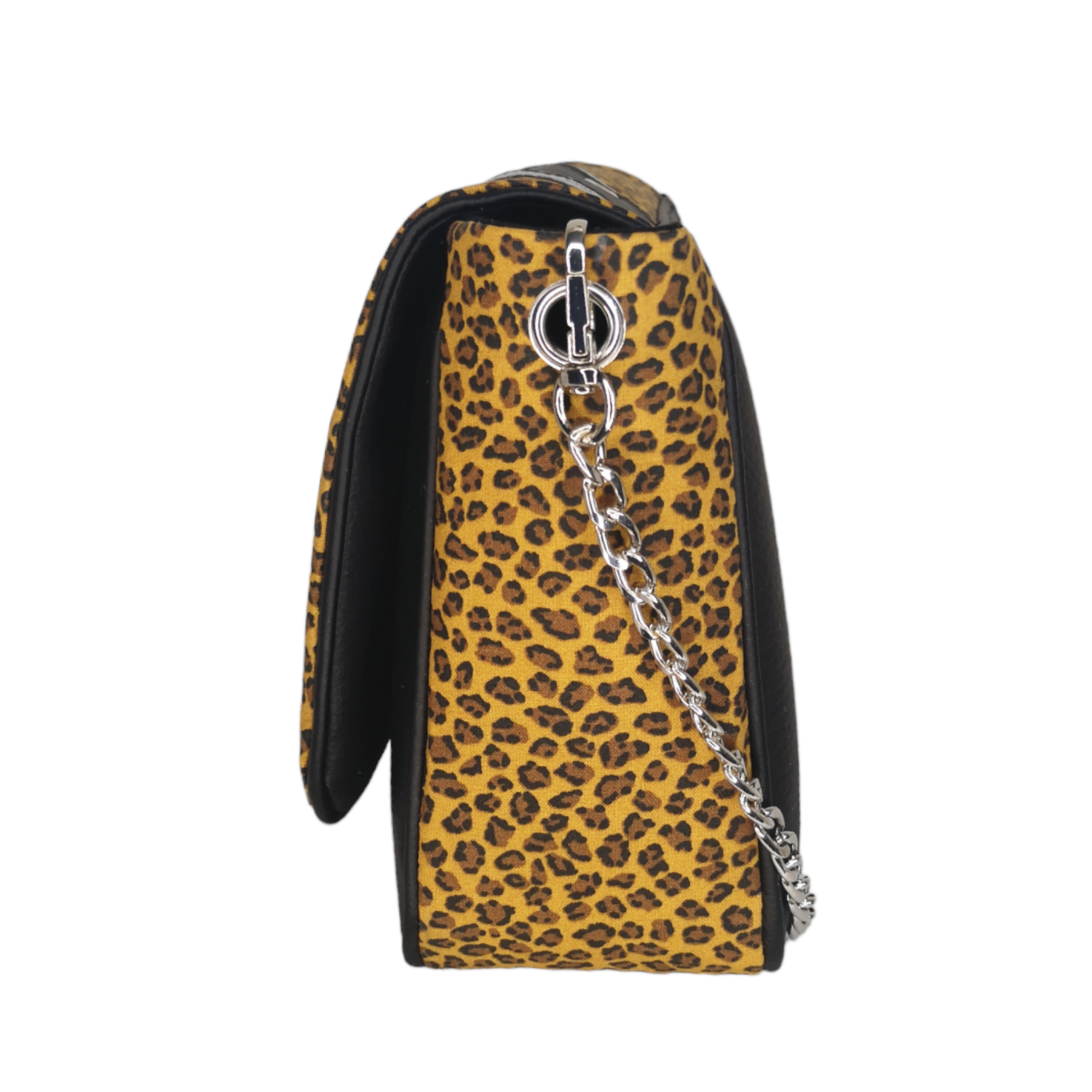 Sac bandoulière Les RoQuettes modèle Bowie Leo en tissu léopard avec éclair noir, œillets argentés et fermoir tourniquet.