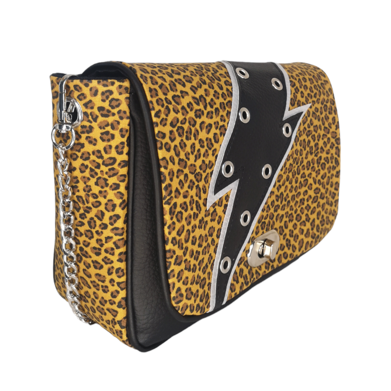 Sac bandoulière Les RoQuettes modèle Bowie Leo en tissu léopard avec éclair noir, œillets argentés et fermoir tourniquet.
