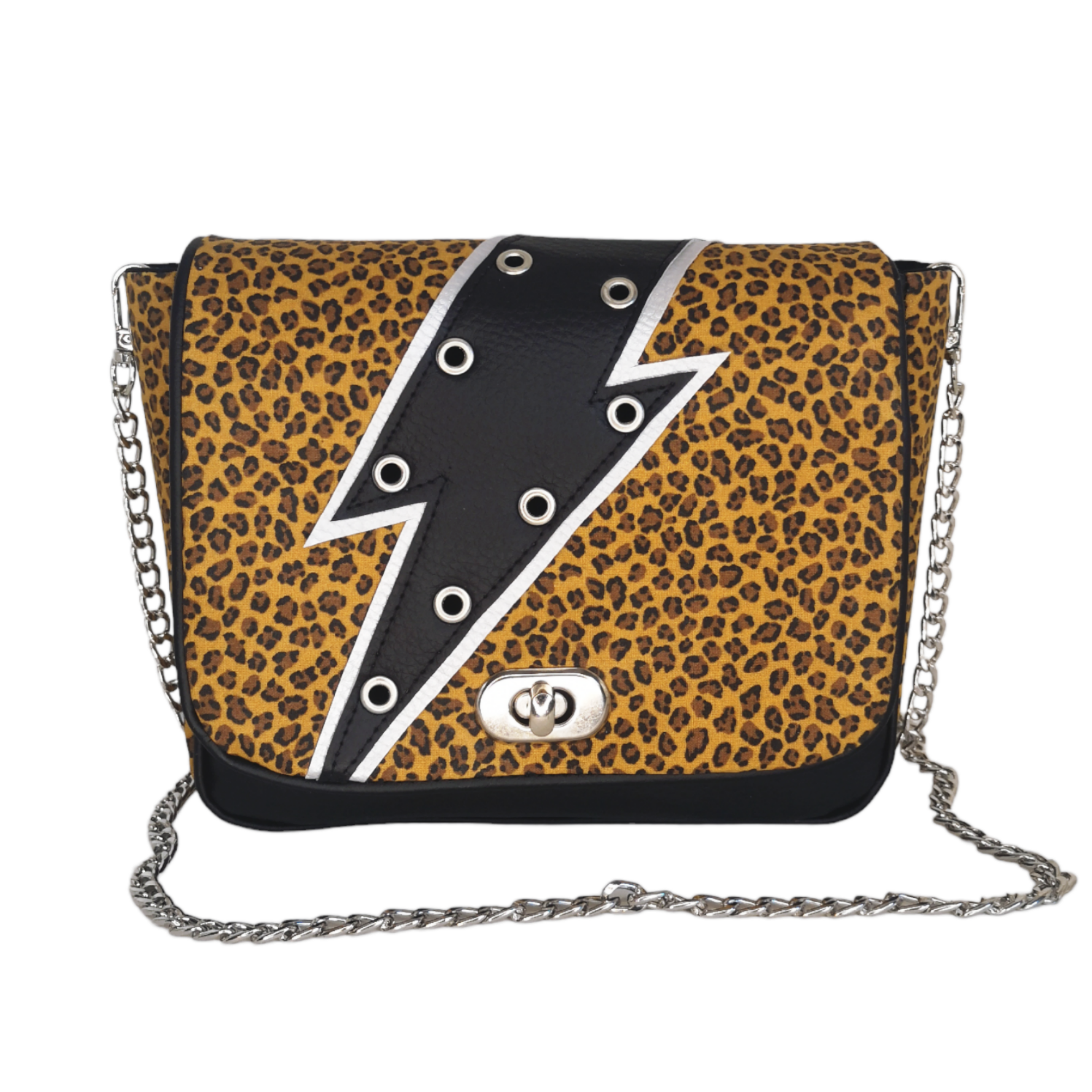 Sac bandoulière Les RoQuettes modèle Bowie Leo en tissu léopard avec éclair noir, œillets argentés et fermoir tourniquet.