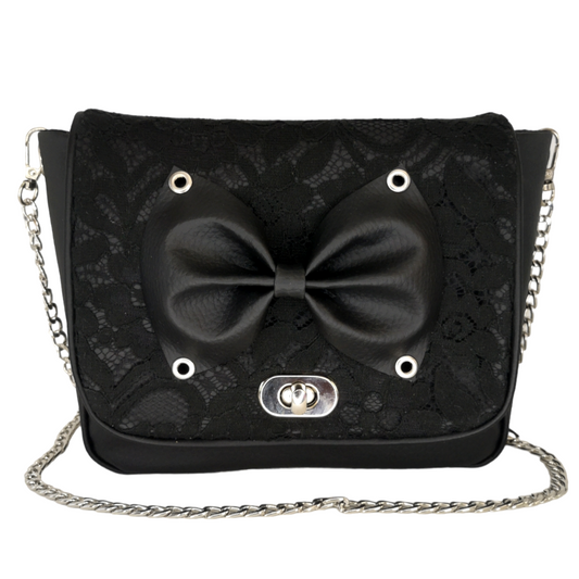 Sac à main bandoulière noir Bettie Black avec dentelle, nœud en simili cuir et chaîne argentée, style rockabilly fait main par Les RoQuettes.