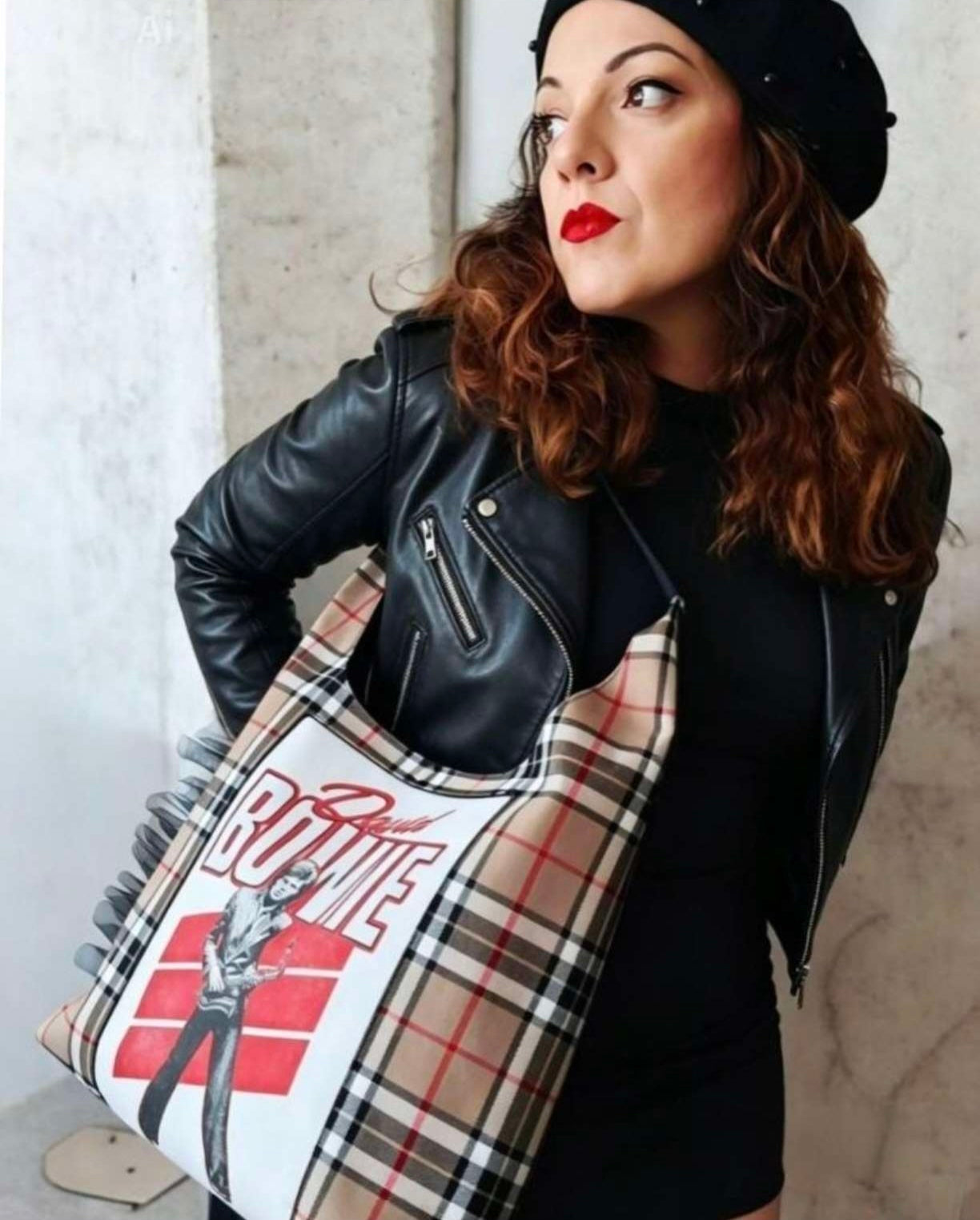 look avec perfecto noir et portant le sac en tartan burberry et customisé d'un tee shirt upcyclé de Davis Bowie avec volant sur les côtés en tulle noir