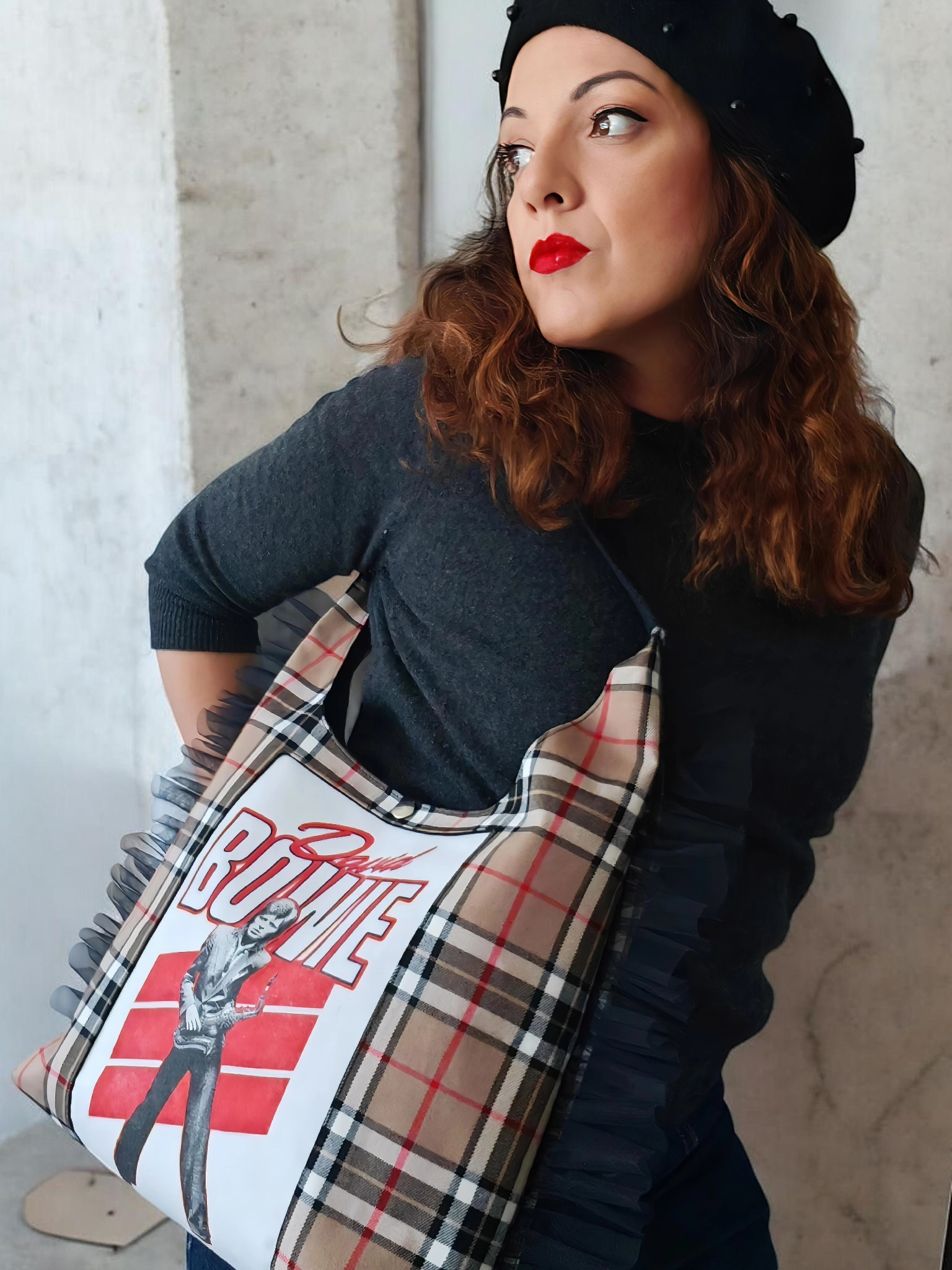 priscilla porte son dernier modèle de sac hobo en tartan style burberry et upcyclé avec un tee shirt a l effigie de david bowie.