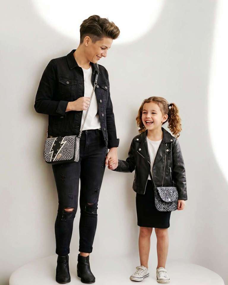une mère et sa fille habillé style rock portent chacune leur sac les roquettes en imprimé zébre