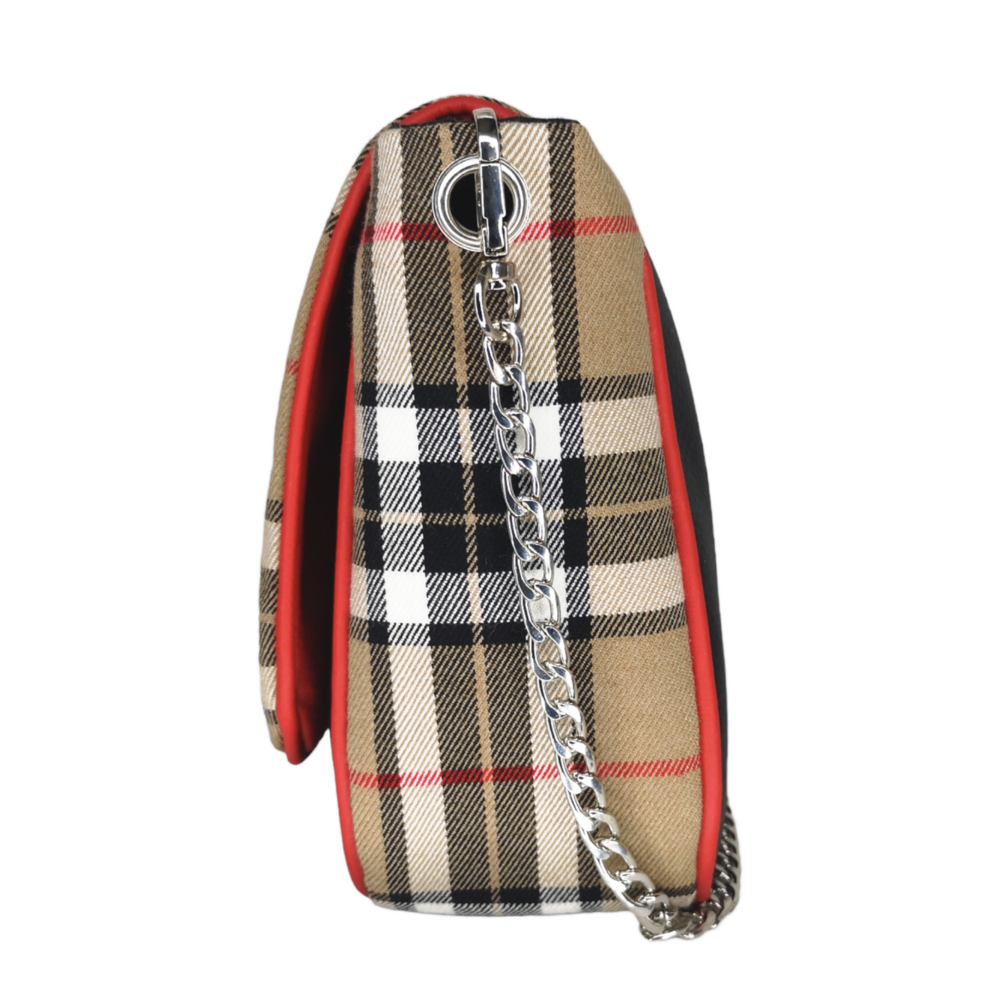 Sac à rabat motif tartan écossais camel, base décorée d'œillets argents en métal.  Muni d'un fermoir tourniquet argent et d'une chaîne argent bandoulière amovible.