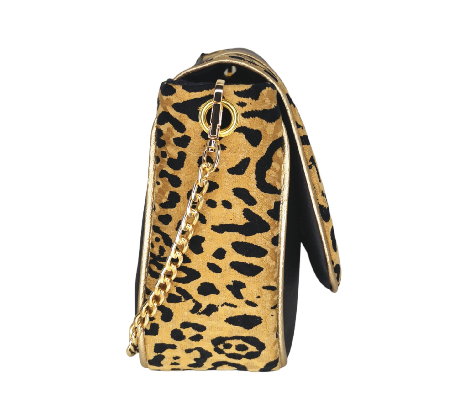 Sac à rabat motif léopard, camel et noir, décoré d'œillets en métal doré.   Muni d'un fermoir tourniquet doré et d'une chaîne doré bandouilère amovible.