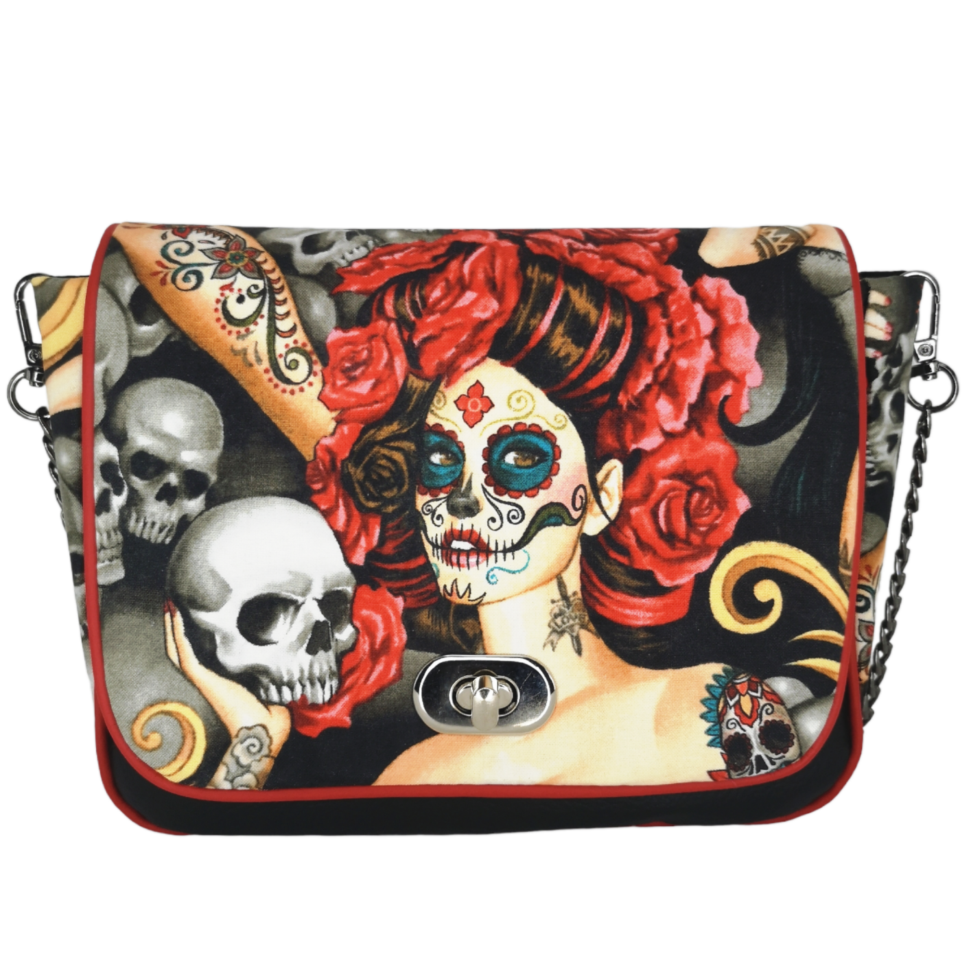 Sac à main à rabat motif têtes de mort mexicaine, calavera et fleurs.  Munit d'un fermoir tourniquet argent et d'une chaîne argent bandouilère amovible.