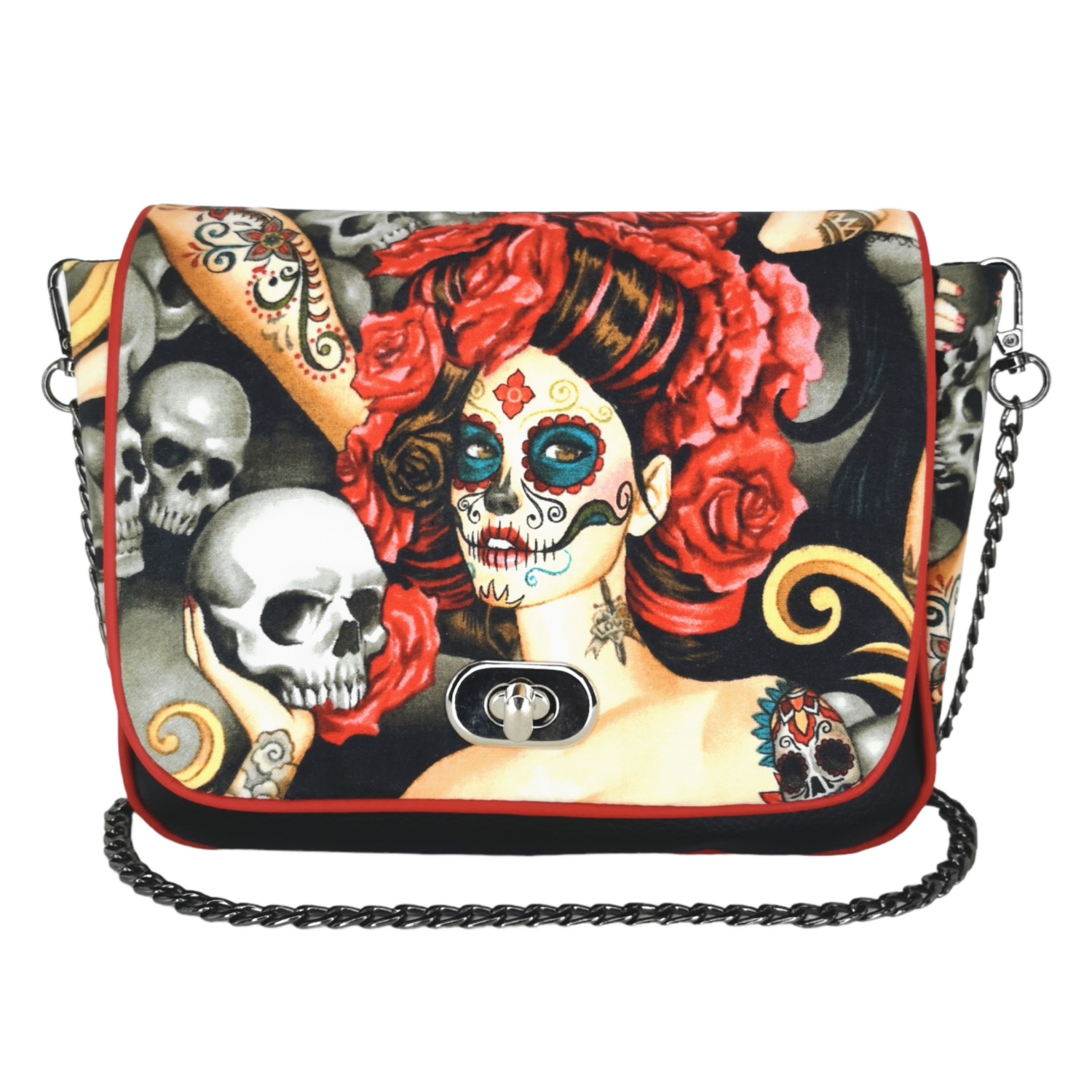 Sac à main à rabat motif têtes de mort mexicaine, calavera et fleurs.  Munit d'un fermoir tourniquet argent et d'une chaîne argent bandouilère amovible.